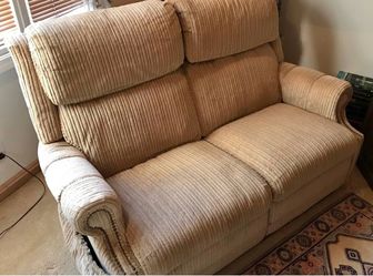 FREE LA-Z-BOY LOVE SEAT RECLINER  / PORCH PICK UP ,