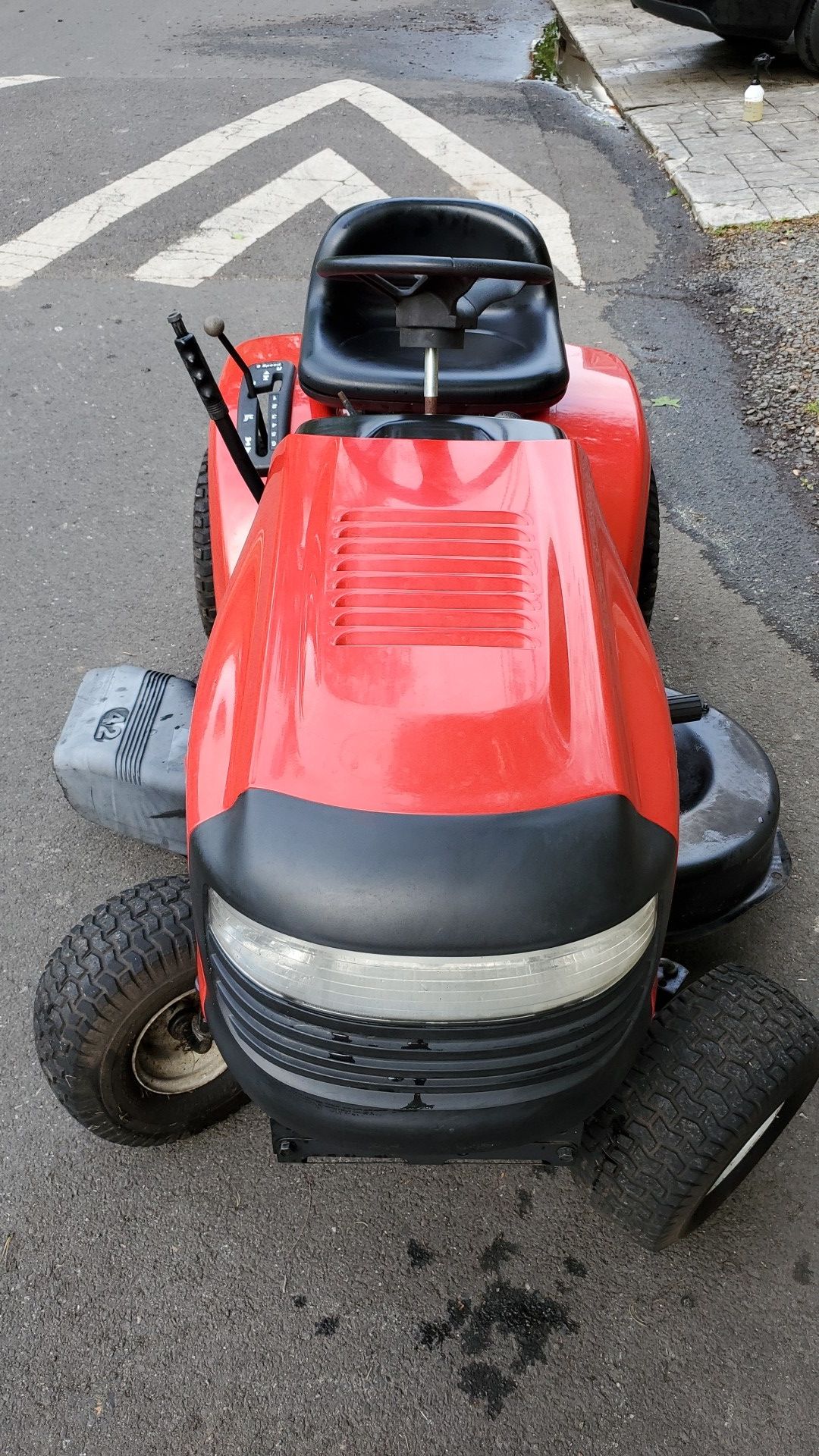Poulan PXT16542 42" Riding Lawn Mower LIKE NEW for Sale in Trenton, NJ