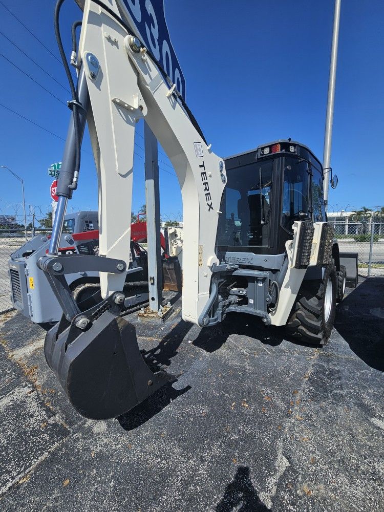 π―π’Who wants a deal on a backhoe loader? 50 hours, AC,