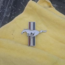  FORD MUSTANG SIDE FENDER EMBLEM