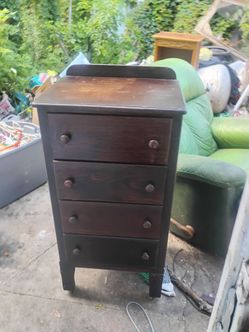 Vintage chest of drawers 20 " wide 40"tall 16"side to side.drawers 15 1/2w 5 1/2 15 long