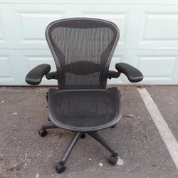HERMAN MILLER AERON CHAIR SIZE B