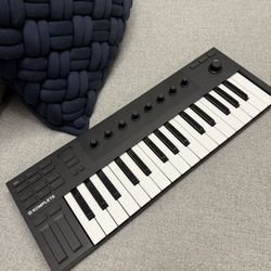 Komplete Kontrol M32 Keyboard