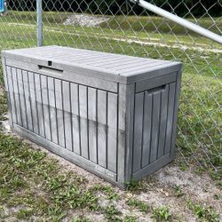 East Oak Pool Box