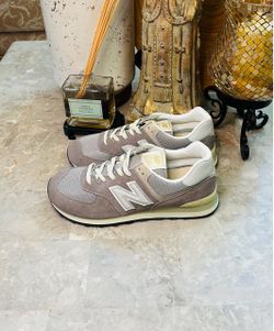 Men’s New Balance Classic 574 Suede Gray/Cream Color (ML574GYE) Size 10