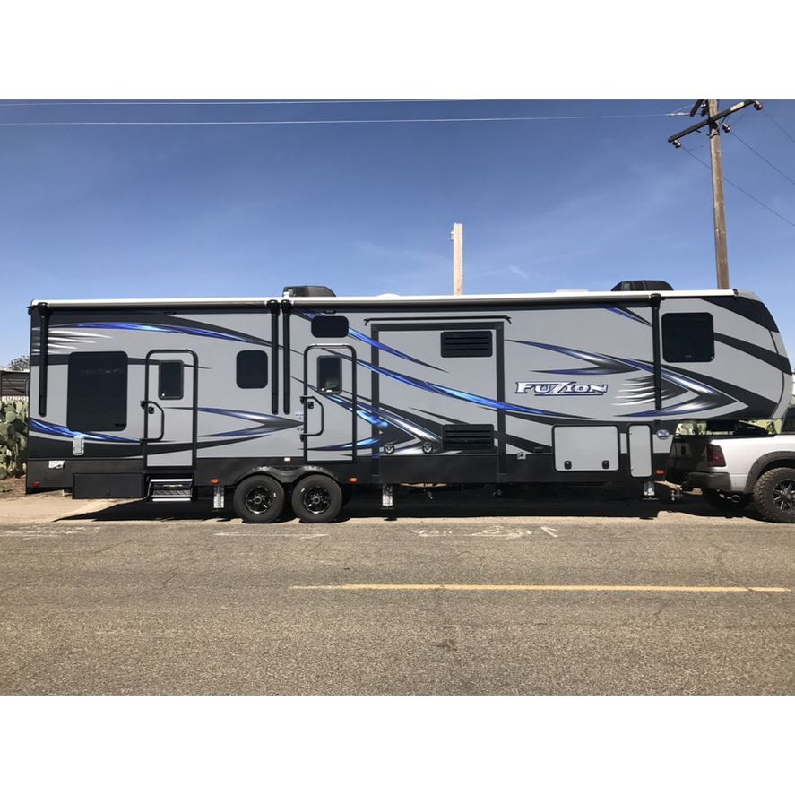 2017 Keystone Fuzion 384 Toy Hauler