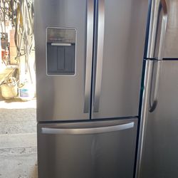 WHIRLPOOL FRENCH DOOR STAINLESS REFRIGERATOR 33” W