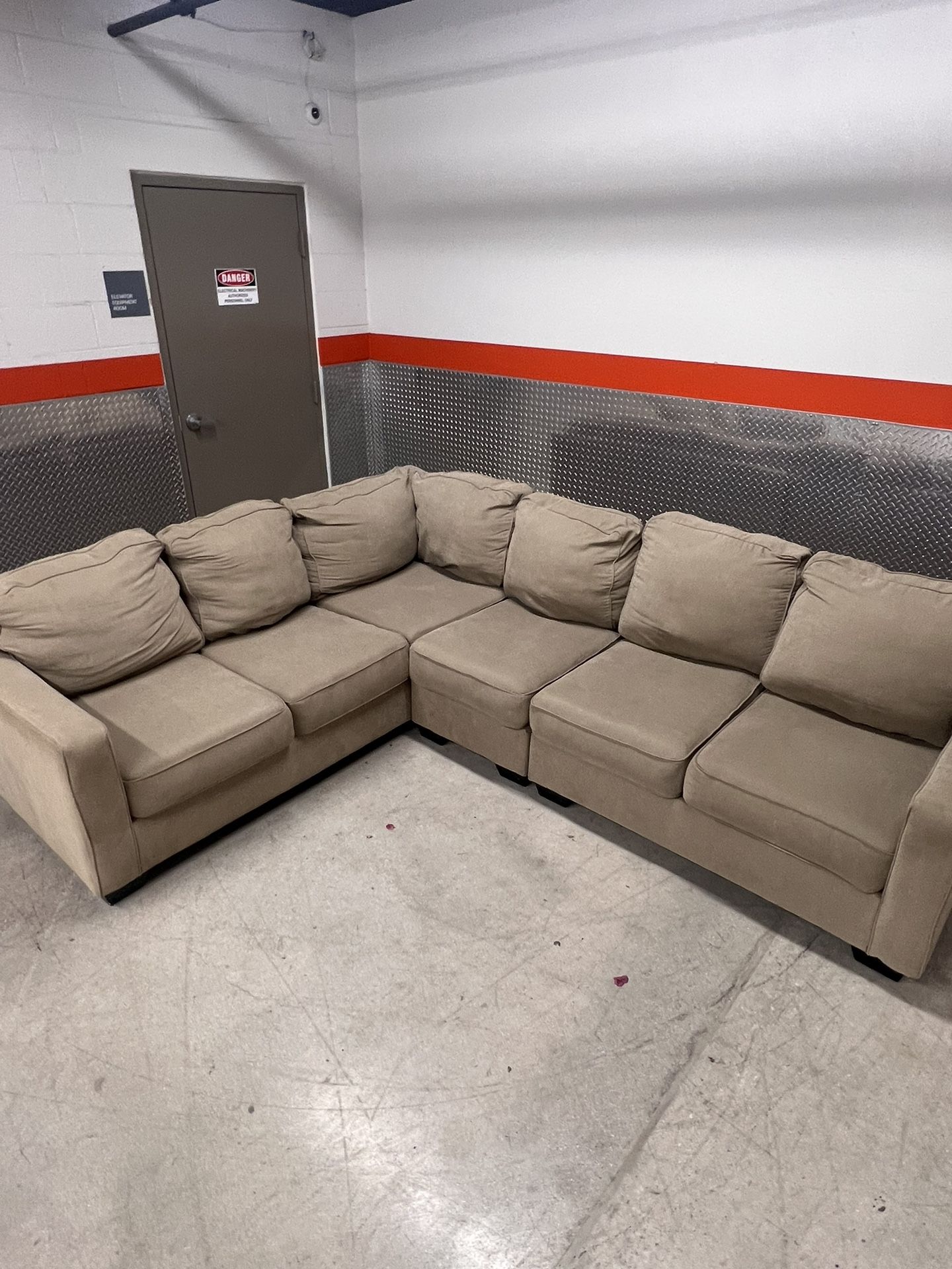 WOW! Tan Sectional Couch ONLY $525 ($1,900 Retail!!) Free Delivery! 🚚 