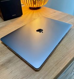 16” M1 MacBook Pro 1tb hard drive 16gb gpu M1 Pro chip