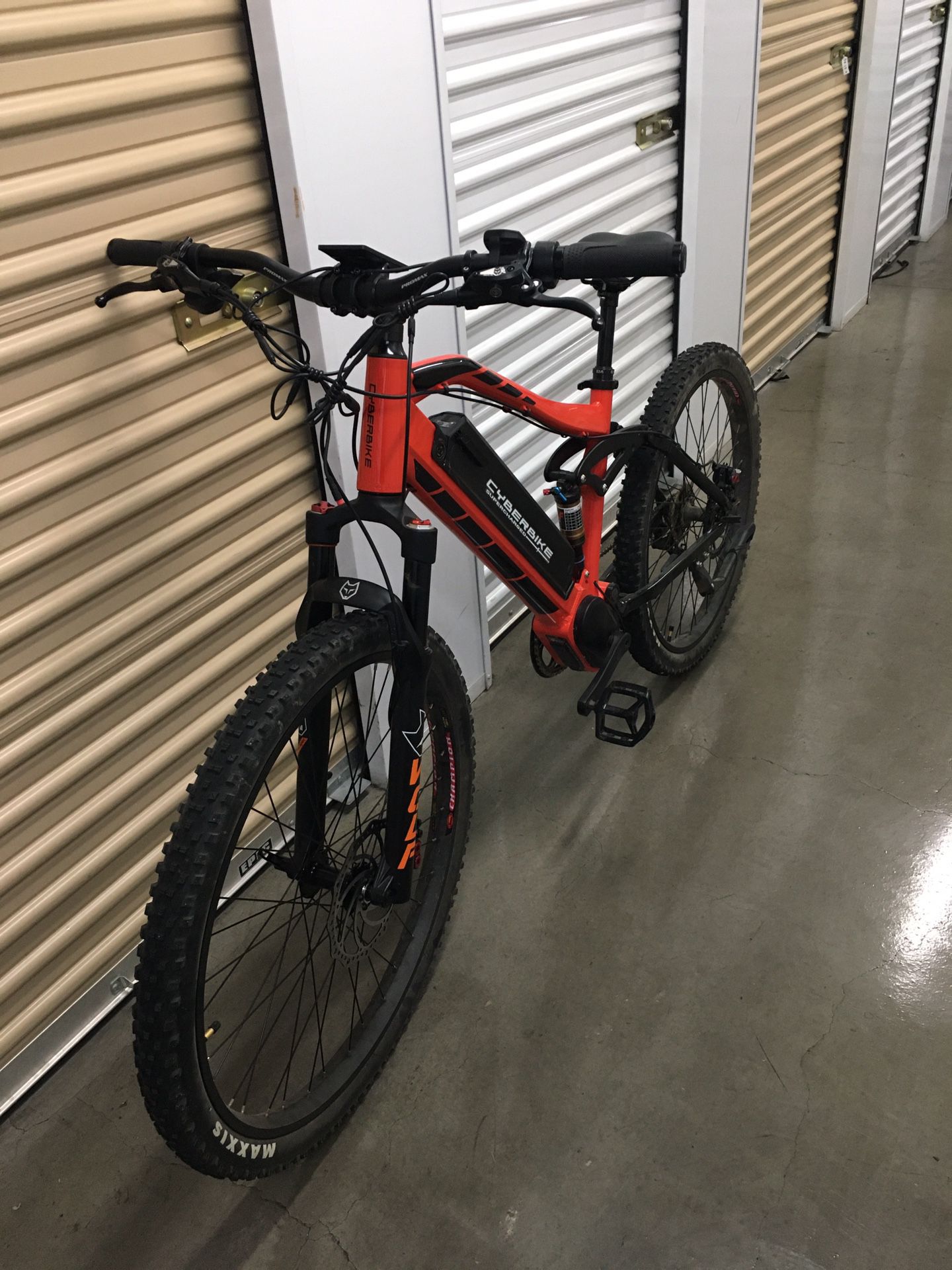 CYBERBIKE SUPERCHARGED WOLF ELECTRIC MOUNTAIN BIKE PLUS CHARGER 