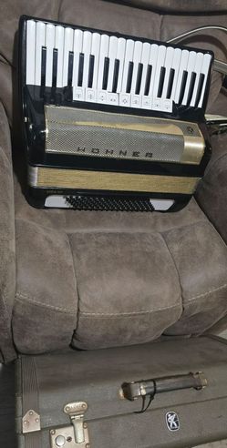 HOHNER ACCORDION MADE IN GERMANY $1200 OBO