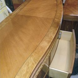 Great Condition Barley Used Like New Universal Furniture 