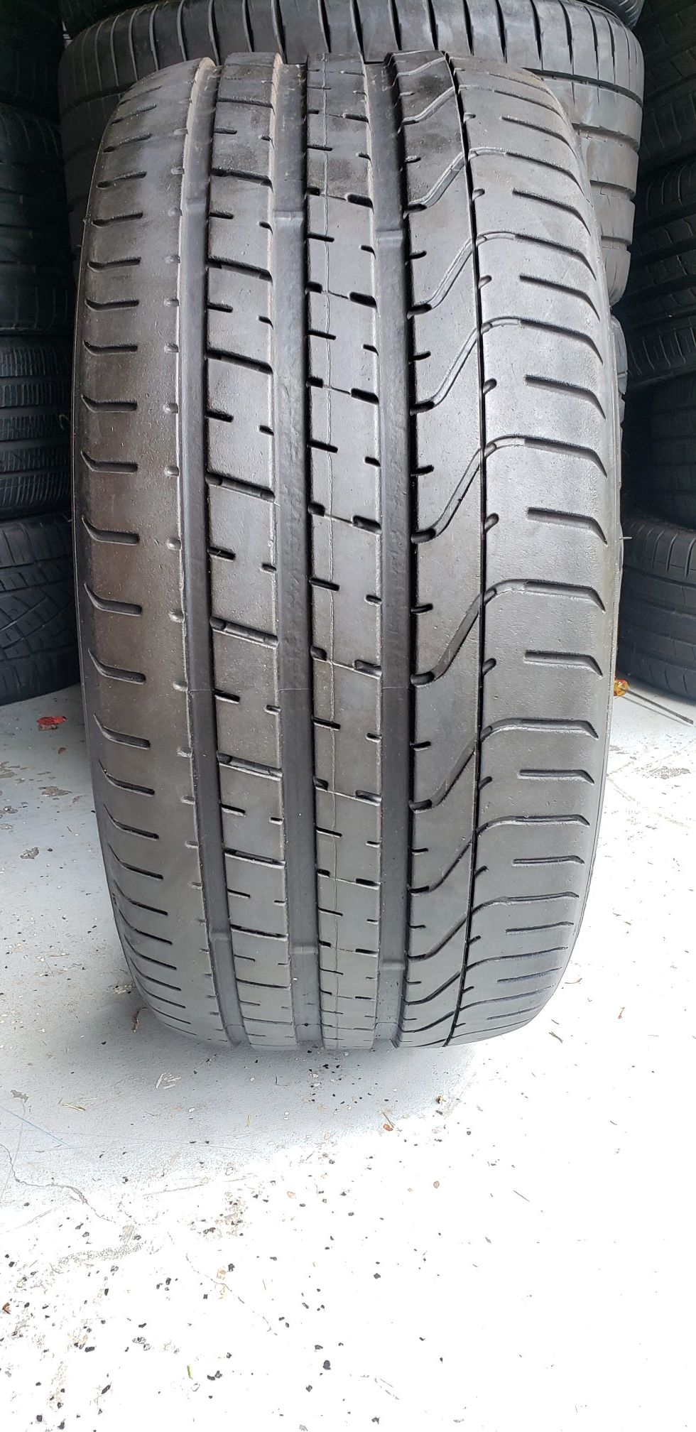 (1) 255/35/19 PIRELLI P ZERO 99% TREAD