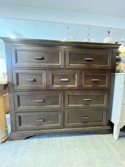 Universal Broadmoore Collection Traditional Chest of Drawers (In Store)