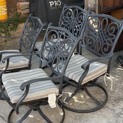 4 Metal Chairs w/ Cushions