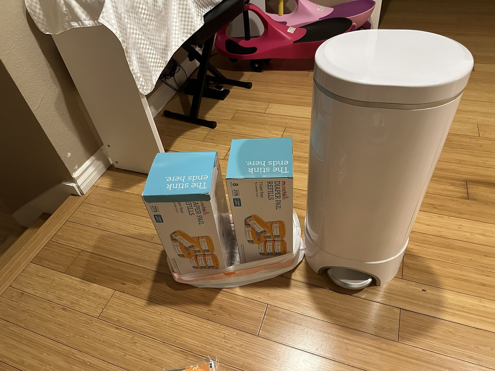 Munchkin diaper pail And Refills