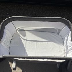 Gray and White Portable Bassinet