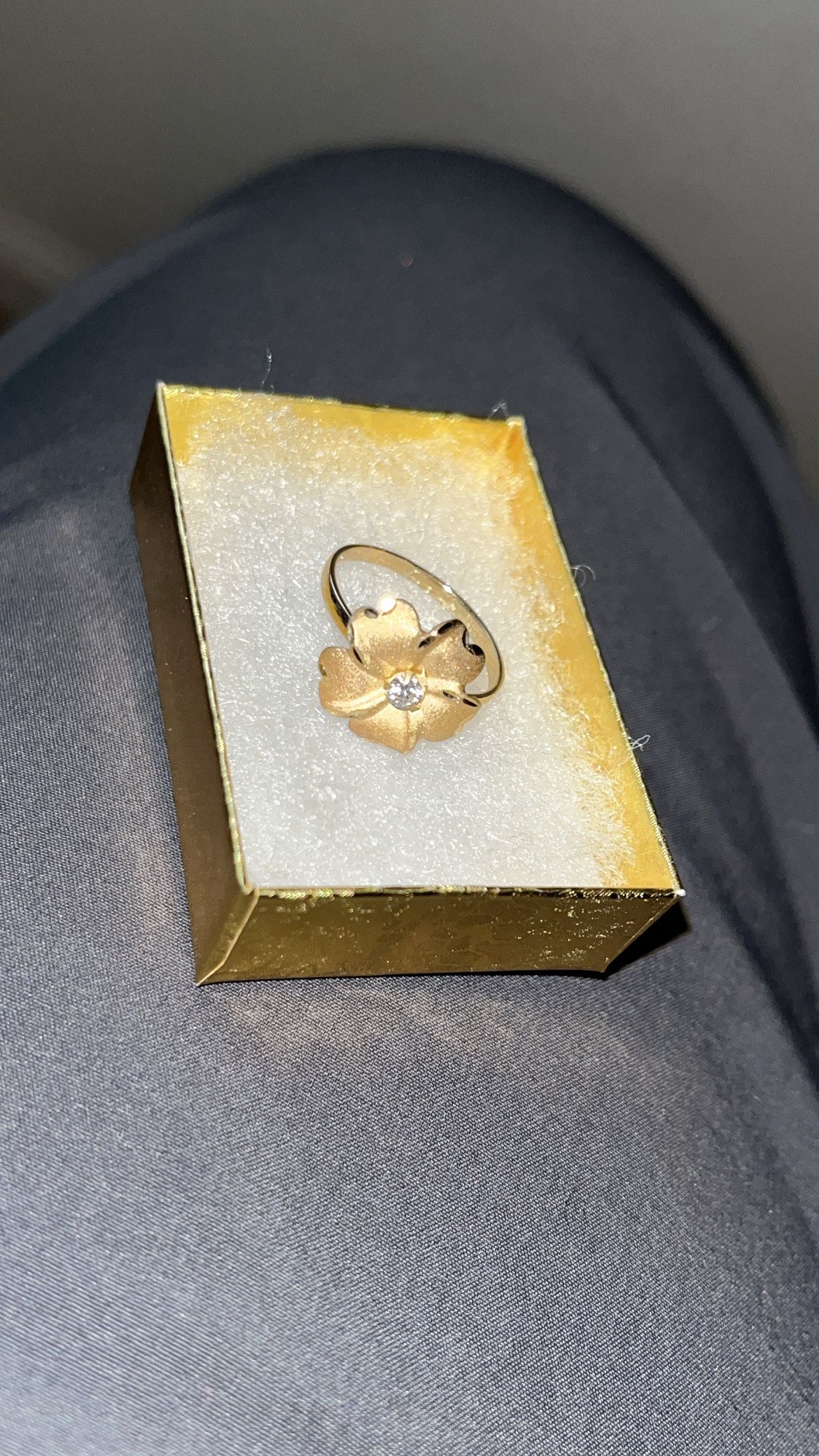 WOMANS GOLD RING