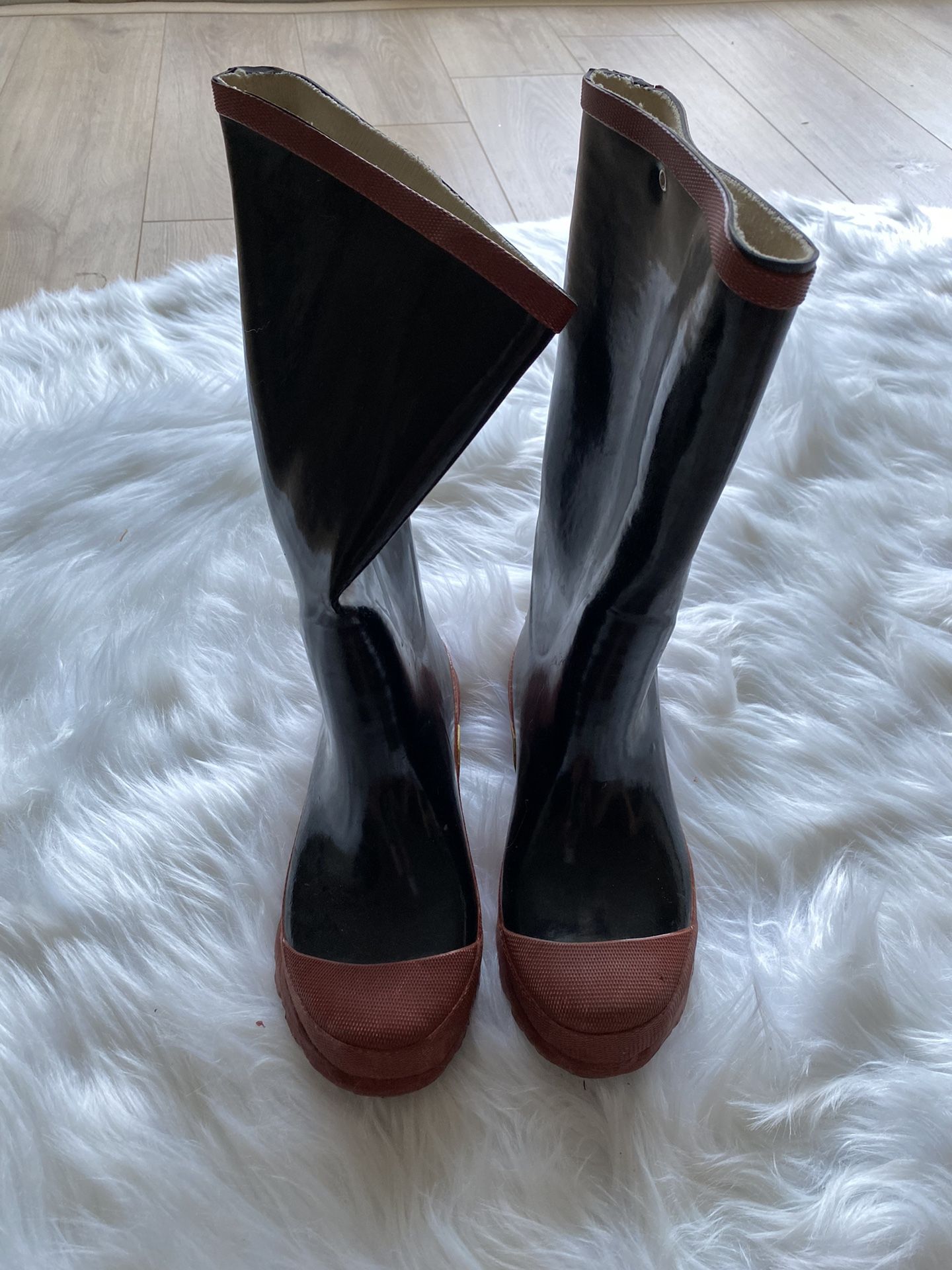 VTG Northside 100% waterproof rubber rain boots size 4 steel shank