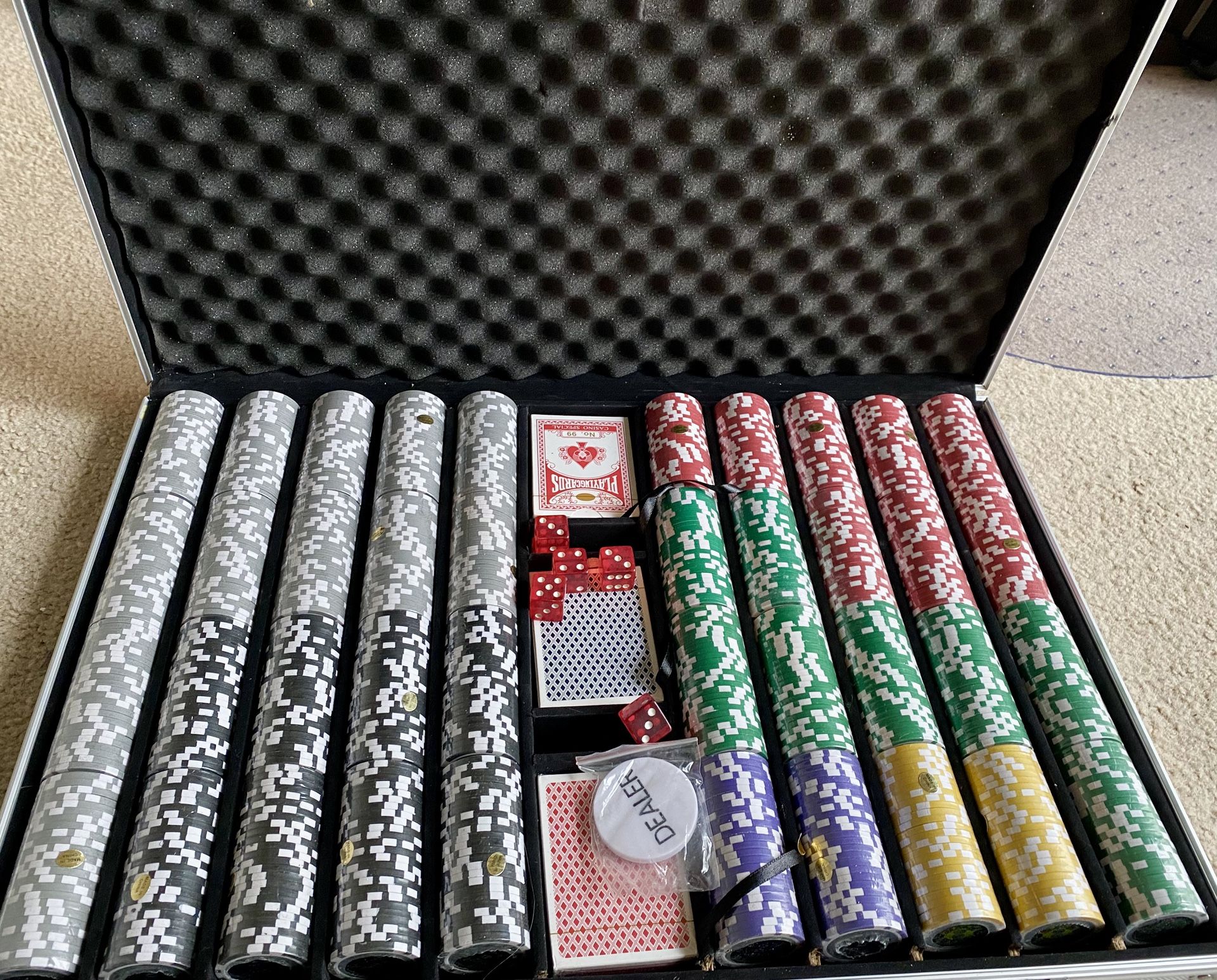 1000 pc Poker Chip Set with Aluminum Case, and Card Shuffler