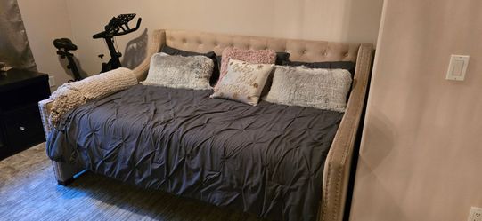 Full size day bed  w/ trundle