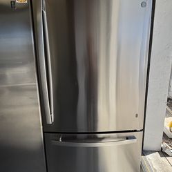 GE 33” BOTTOM FREEZER REFRIGERATOR 