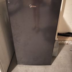 FREE BROKEN MINI FRIDGE