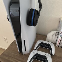 PS4 With Controllers And Headset 