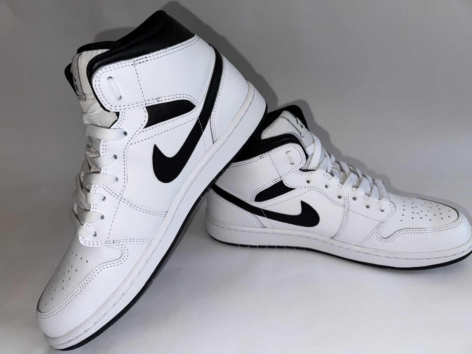 Size 9.5 Jordan AJ 1 Mid Shoe with Box