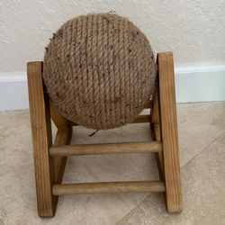 Cat rotating ball scratcher