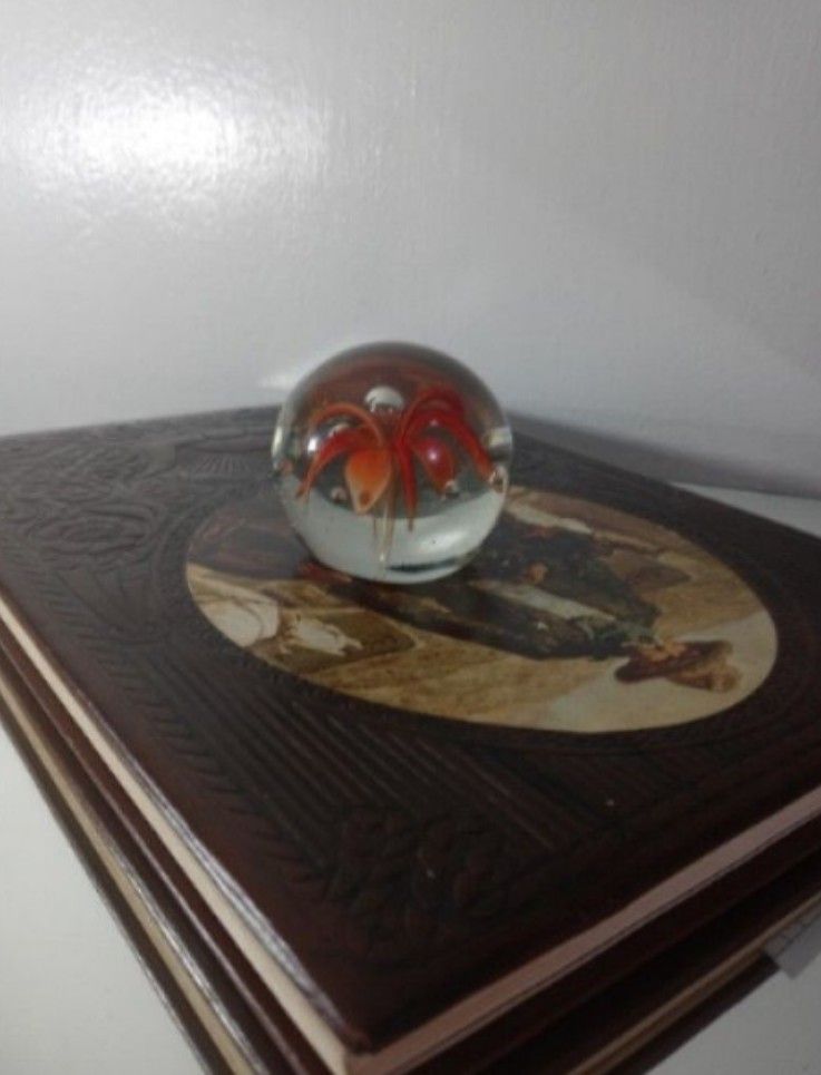 VINTAGE AVITA INC. CO - CRYSTAL/ GLASS PAPERWEIGHT 2.5"- V81