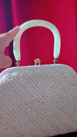 Cartera de marca color hueso hermoso bordaje en perfecto estado.🌼