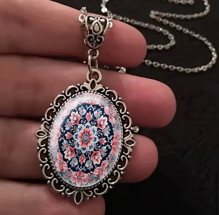 LARGE GLASS CABOCHON PENDANT & CHAIN