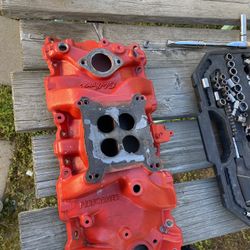 SBC Performer Edelbrock Intake Manifold 