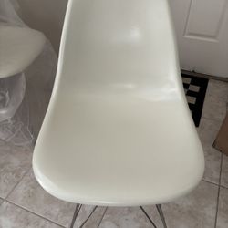 EAMES Molded Plastic Chairs w Wire Base