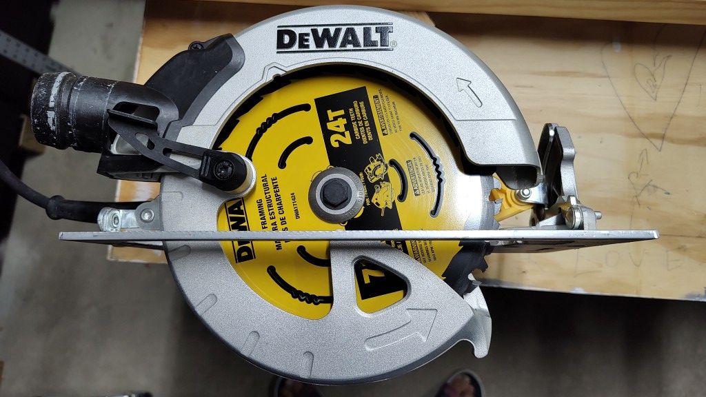 Bekostning Optage Geografi DEWALT Circular Saw - DWE575 - 15 Amp Corded 7-1/4 in. for Sale in  Shoreham, MI - OfferUp