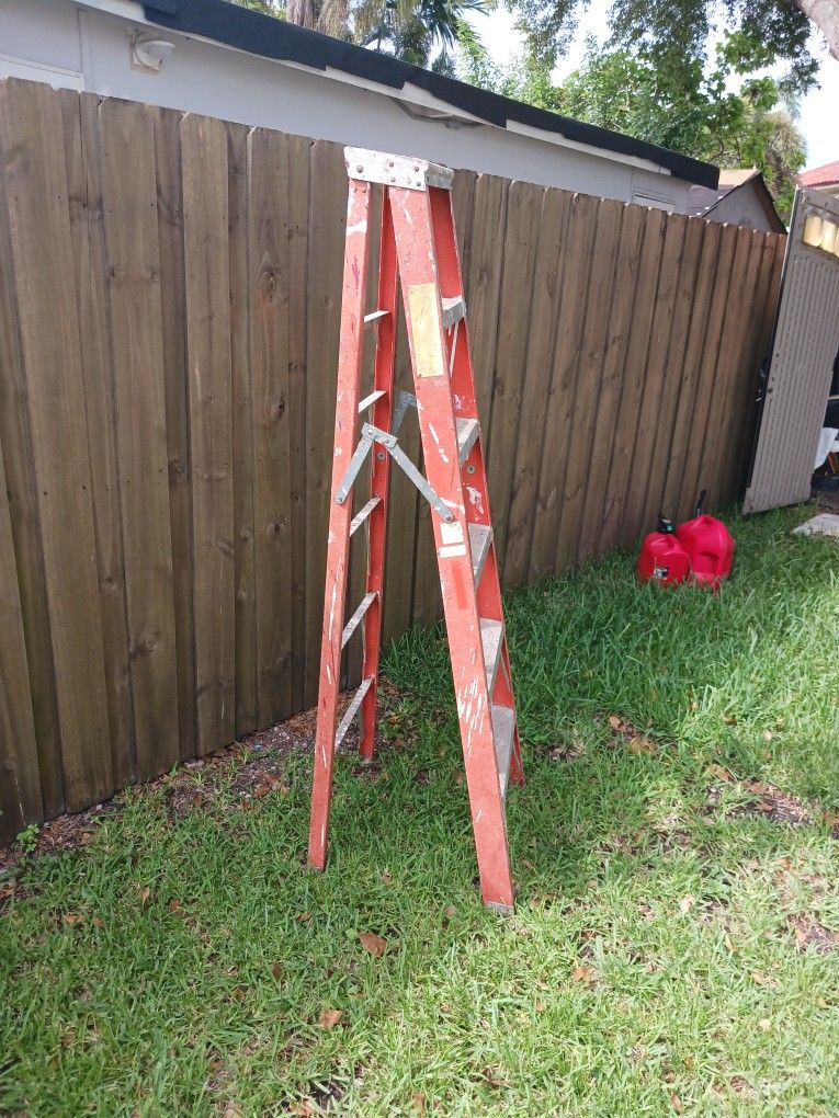 6 Ft Fiberglass Ladder $40