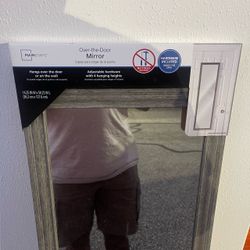 🛏️ Full-Length Over-the-Door Mirror – New – Space Saving