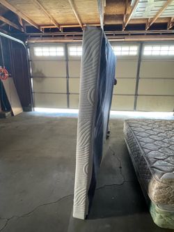 Zinus Queen 4” Low Profile Metal Box Spring/Foundation – Used Condition
