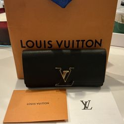 Black Louis Vuitton Capucines Wallet -  Black Pebble Leather Exterior With Pink Interior And Gold LV Logo’d Clasp
