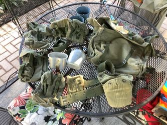 Military equipment Vietnam, W.W.II Korean War there are a total of 12 pieces including vintage U.S. military-style metal canteen and nesting cup, rese