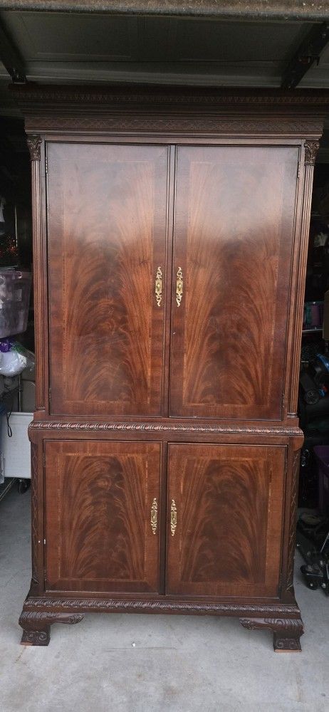 F55861EC: Chippendale Mahogany 4 Door TV Entertainment Cabinet