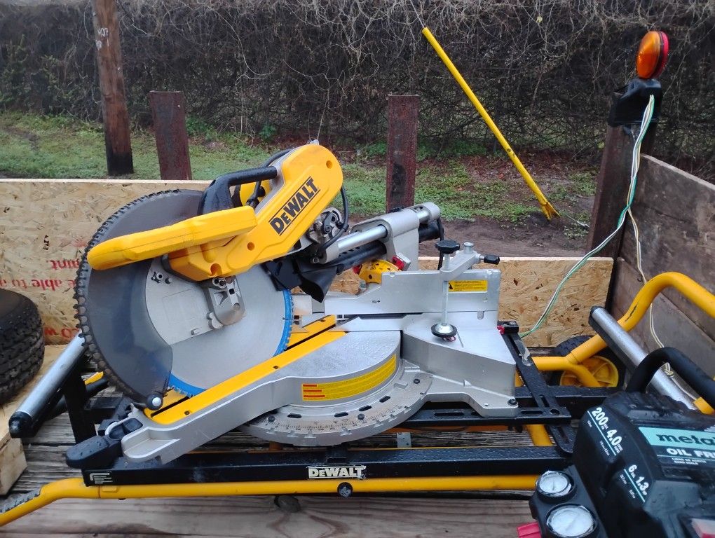 DeWalt Sliding Miter Saw
