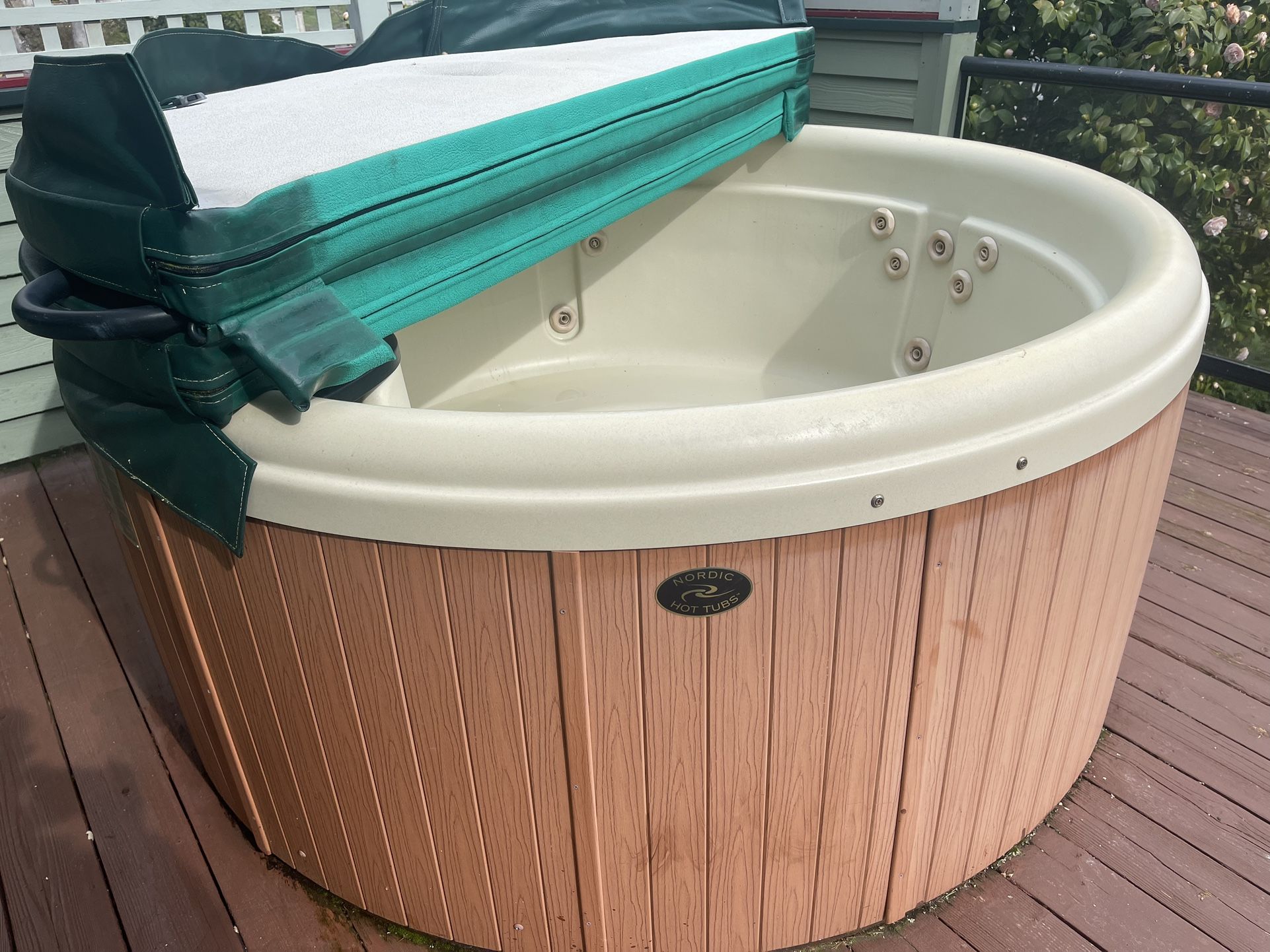 Round Nordic Crown II Hot Tub for Sale in WA OfferUp
