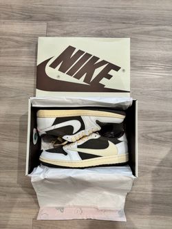 Size 9 men jordan 1 low