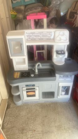 Toy kitchen