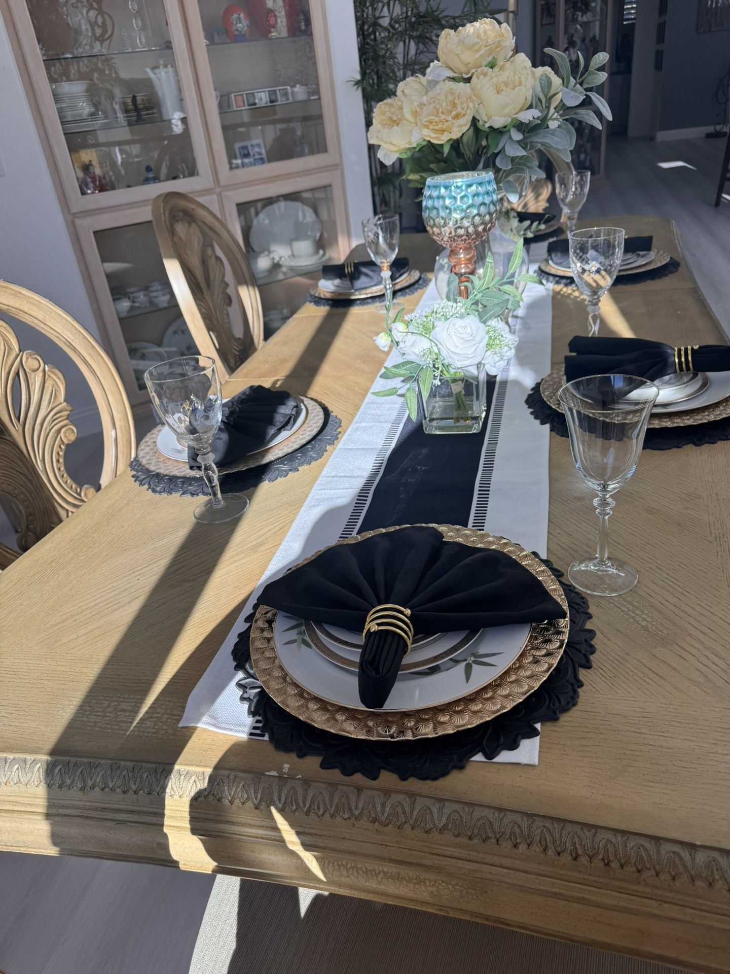 Dinning room Table and 6 Chairs