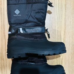 Boys size 5 Snow Boots NEW