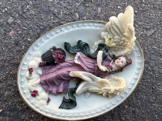 Plate decor with angel carved in there