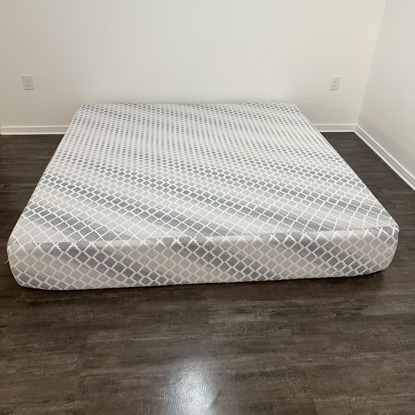Like-New King Size Novaform Memory Foam Mattress: Firm Support, Excellent Condition 